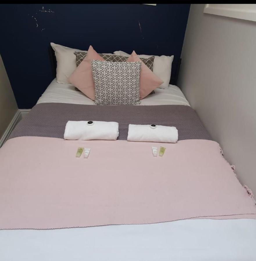 Stunning Hepburn Suite! บาธ ภายนอก รูปภาพ